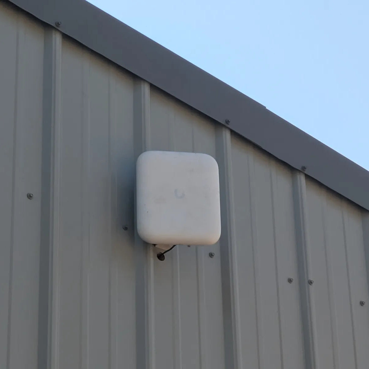 Ubiquiti UniFi U7 Pro Outdoor Weatherproof Pole-to-Wall Mount Adapter